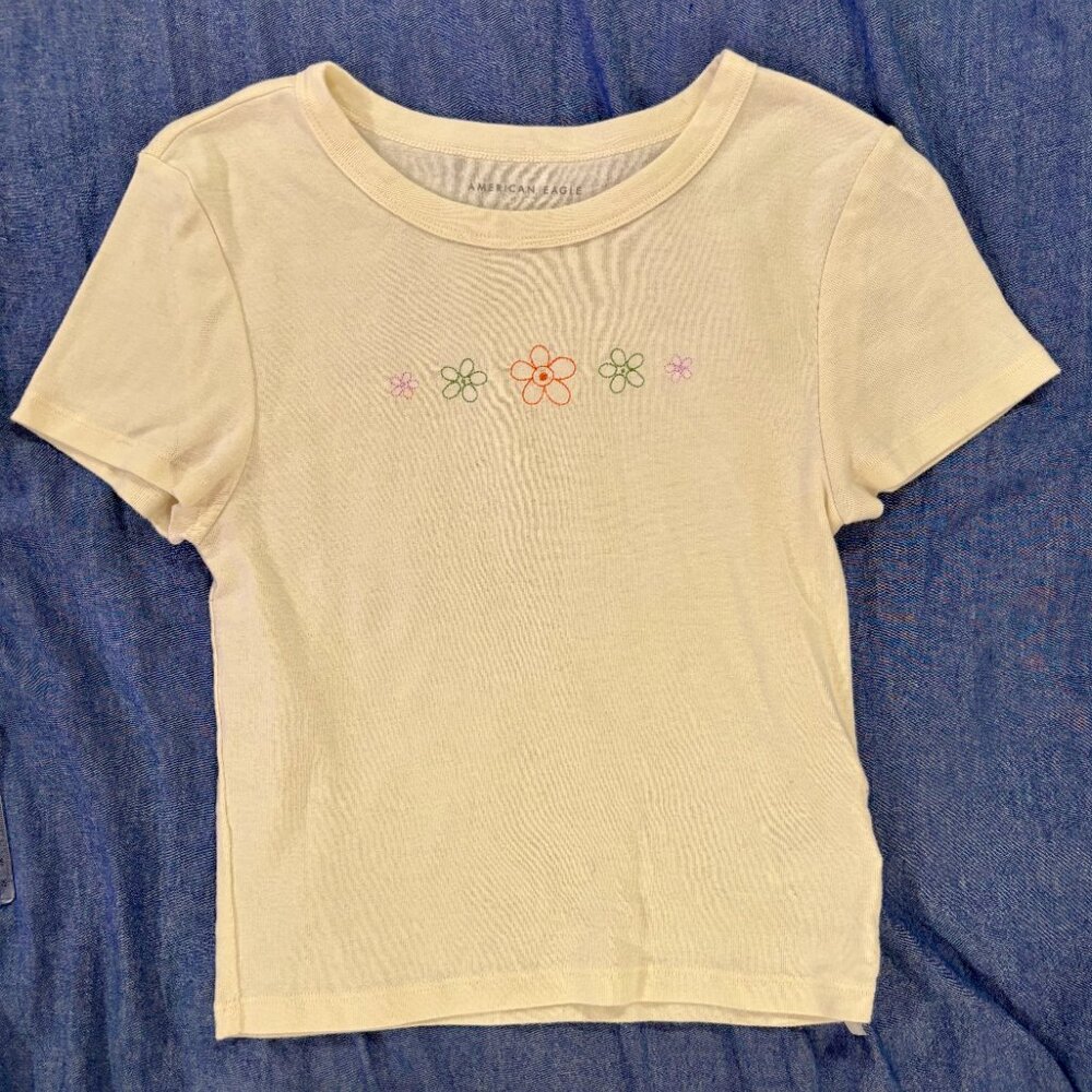 American Eagle Cream Embroidered Floral Tee – Women’s Medium